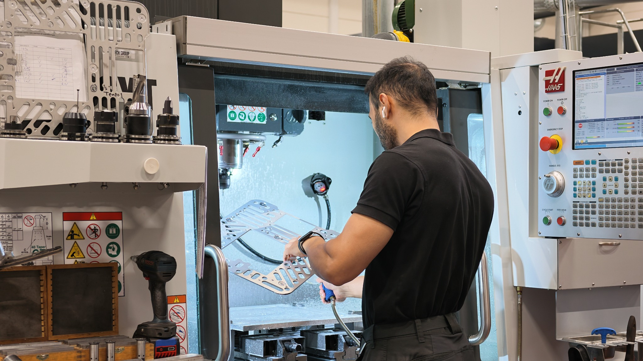 Operatör vid CNC-maskin hos Qtech Group