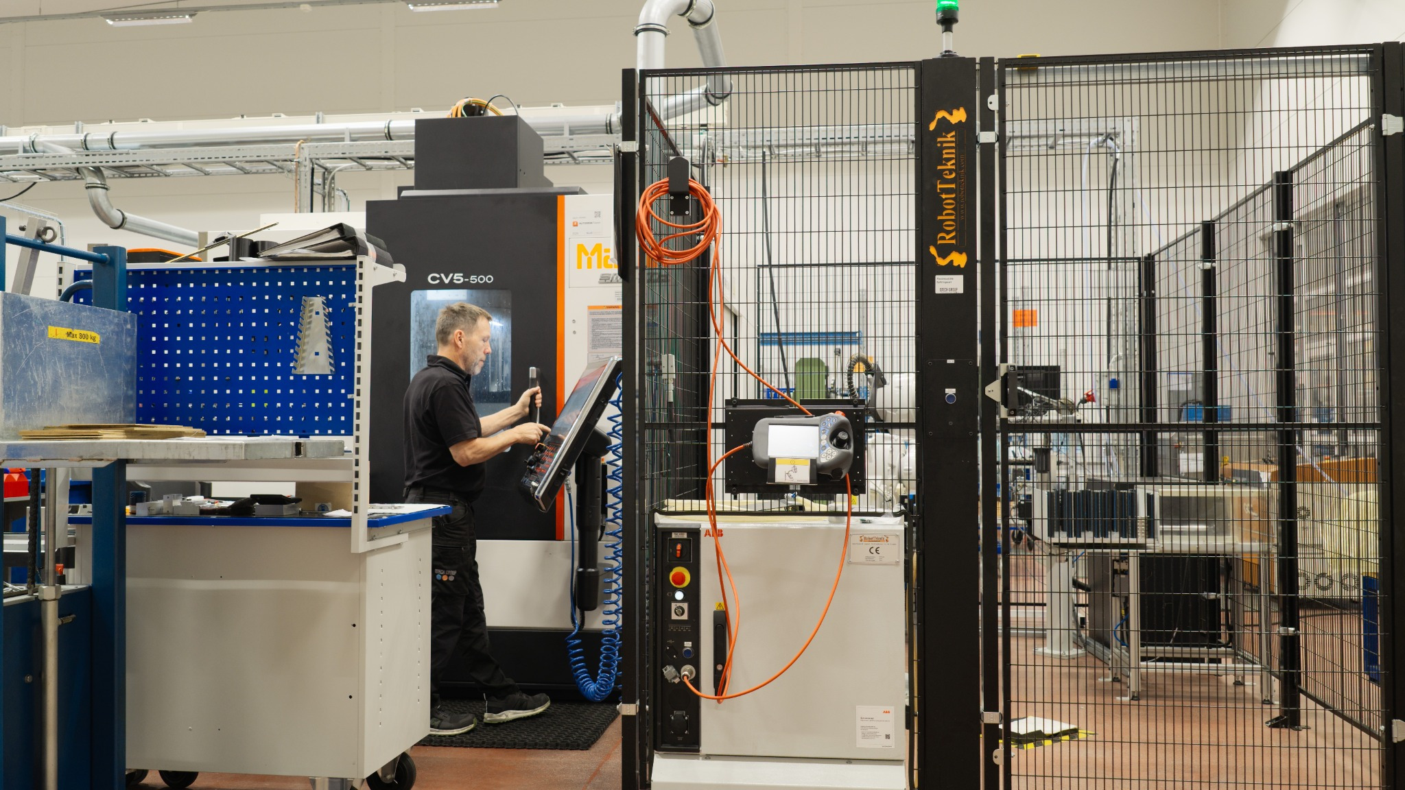 Automatiserad robotcell i Qtech Groups produktion